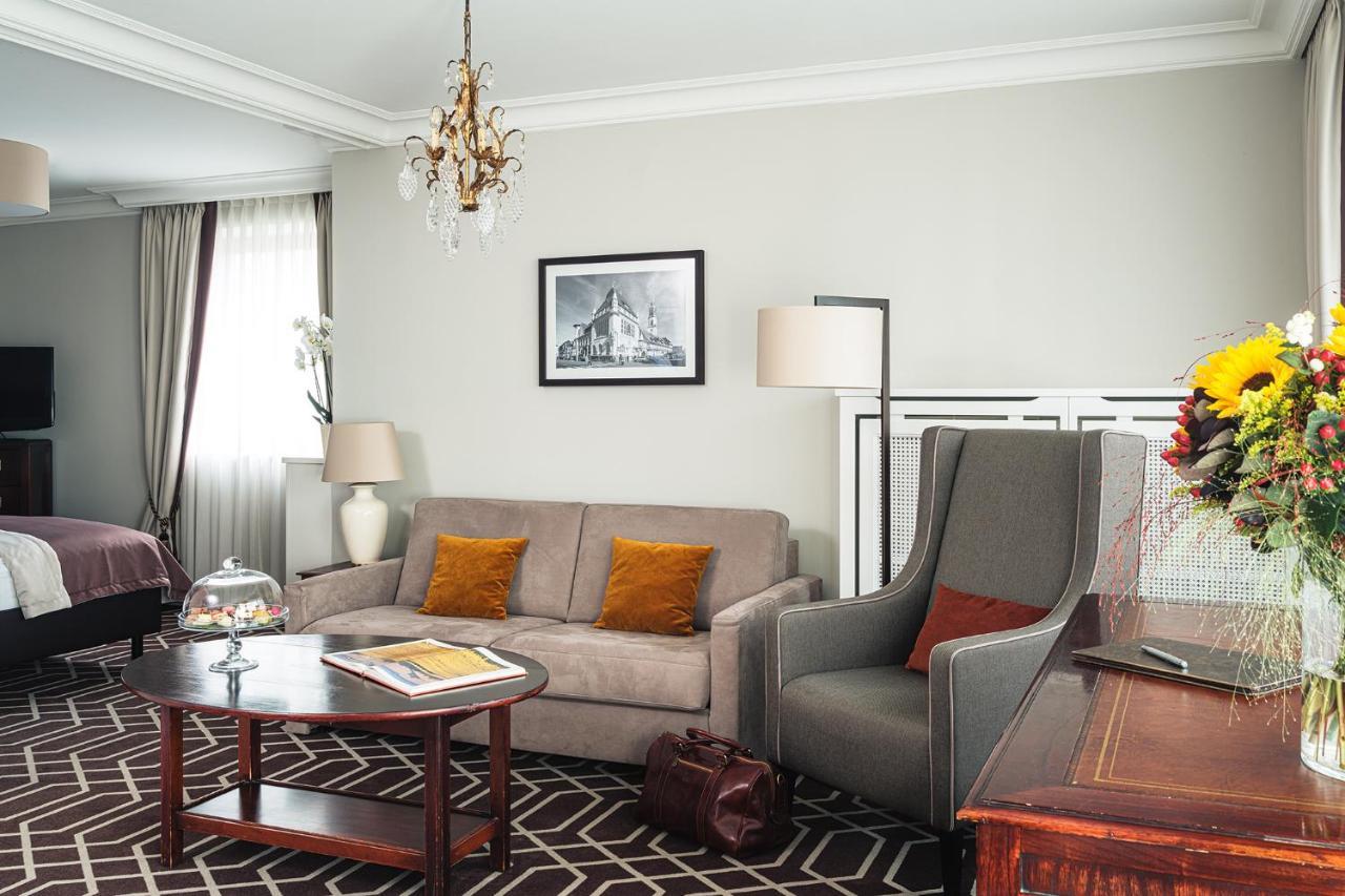 Althoff Hotel Fuerstenhof Celle Exterior foto A suite at the Hotel de Crillon