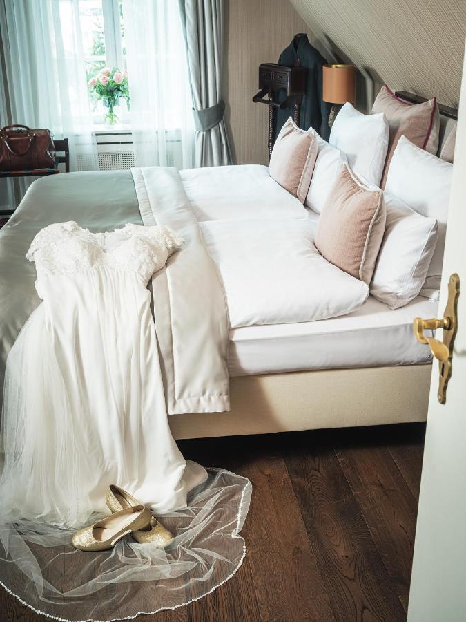 Althoff Hotel Fuerstenhof Celle Exterior foto A bed with a sheet