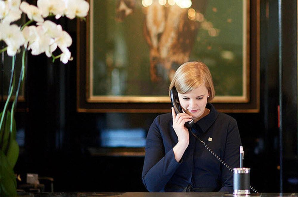 Althoff Hotel Fuerstenhof Celle Exterior foto A hotel receptionist