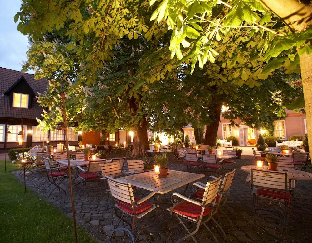 Althoff Hotel Fuerstenhof Celle Exterior foto The courtyard of the restaurant