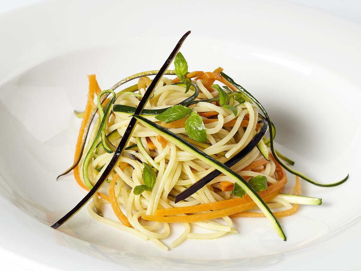 Althoff Hotel Fuerstenhof Celle Exterior foto A plate of spaghetti with zucchini